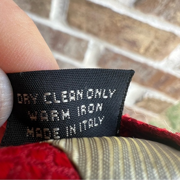 Ermenegildo Zegna Italian 100% Silk Graphic Red with Gray accent Tie - Picture 6 of 6